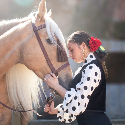 Fotografía de Rosa Jurado de un caballo y su dueña.